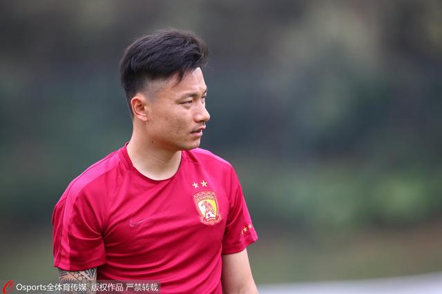 一名导演常常做恶梦，一向为头痛困扰，他与几个编剧约好商谈脚本。已达到的编剧们，听制片讲起了导演给年夜家参考的故事，他讲的是，只要往一个乞丐婆婆的铁碗里扔钱，就会有好运，但主人公却对扳缠不清的婆婆逐步讨厌的故事。故事讲完，导演到了，他感觉面前的列位似曾了解。编剧们讲述各自故事，导演加以点窜，故事愈来愈玄乎......这时候，一个红衣女子不请自来插手了坐席，而一个编剧顿时以她为女主讲述了另外一个恐怖的故事。听完以后，导演头痛加重，愈来愈感觉一切似曾了解，心里惊骇的他固然想分开，但却被另外一个故事吸引留了下来，故事终究讲完，导演很是对劲，年夜家欢乐地散场，但不测，却悄然降临在导演头上.....